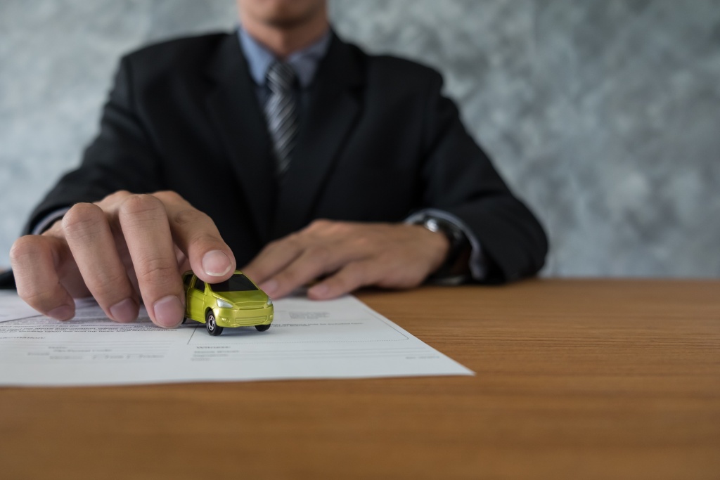 transportation-ownership-concept-customer-salesman-with-car-key.jpg машина